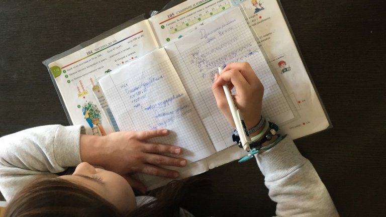 В детските главици със странно упорство се е настанило някакво знанийце от първи клас и то не помръдва, не се развива, стои си дълбоко и изскача в най-неподходящи моменти на нелепи места.