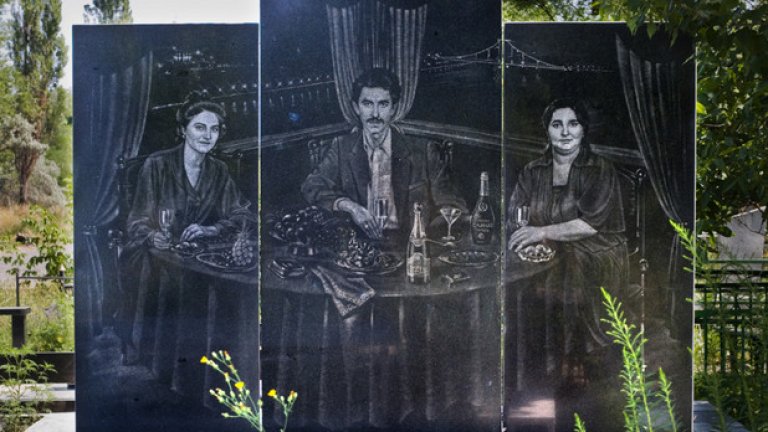 Скъп ресторант на брега на реката, мост в далечината - ето така трябва да те запомнят хората.