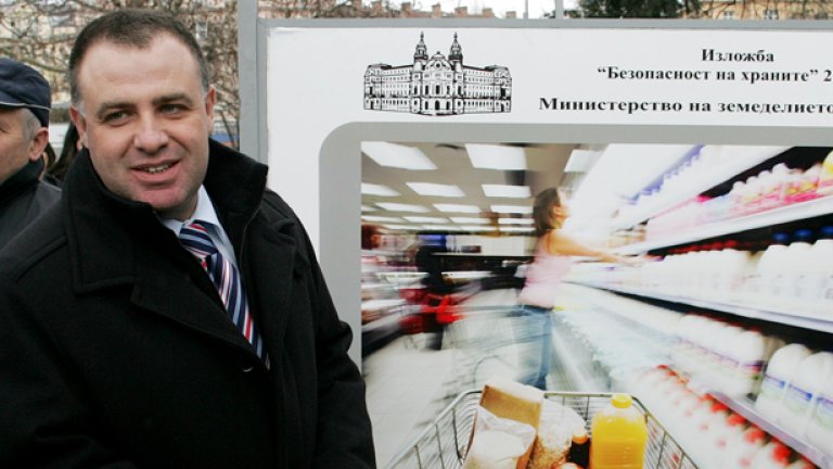 Земеделският министър Мирослав Найденов: "Има определен натиск от търговските вериги към българските производители. Така бедният роден производител спонсорира богатите търговски вериги, които не са български. Това неизбежно рефлектира върху цените и качеството на храните, които излизат на пазара..."(13 януари 2011 г.)
