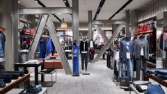 Първият магазин на Armani Exchange вече е в България - в Paradise Center Sofia. Тук може да се намерят атрактивни, ежедневни и спортни облекла, с акцент върху връхните дрехи в различни модни комбинации