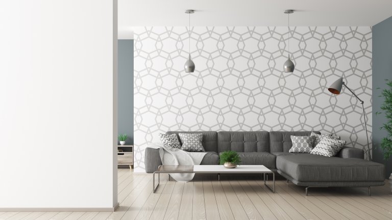 Тапети с геометрични мотиви в друг вариантТова е още един фин мотив, който да изберете за вашите нови тапети. Комбинацията между сиво и бяло в геометрична подредба би си отивала както с мебели в по-неутрален цвят, така и с някое колоритно решение като син или червен диван по средата на помещението.