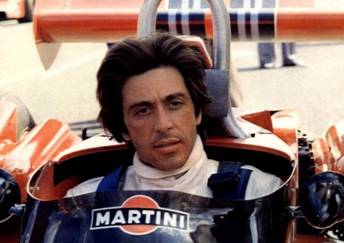 "Боби Диърфийлд" (1977)
След "Кучешки следобед" Пачино си взима две години почивка, преди да обедини усилия с друг режисьор (Сидни Полак) за романтичната драма за света на автомобилните състезания. Негова партньорка във филма е Марте Келър, с която по това време имат връзка. Филмът обаче е провал, който няма кой знае колко общо със състезанията, а критиците са безпощадни и иронични към него. Може би единственото по-голямо достойнство на лентата е, че на някои моменти Пачино се доближава до усещането, което създава в "Кръстника".
"Безспорно не е изпълнение, което те хваща за гърлото, но беше нещо много лично и това се вижда. Виждаш нещо разкрито, нещо потайно, нещо, през което преминавах в личния си живот по това време", казва самият атьор години по-късно. 
