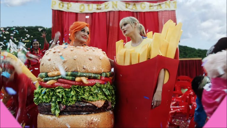 И защо актрисата Бела Торн сама публикува голите си снимки