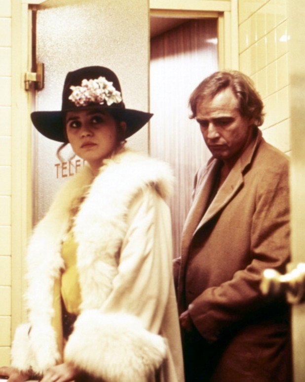  Последно танго в Париж 

Повечето секс сцени във филмите представляват двама актьори, които с или без много желание се преструват, че са интимни. В "Последно танго в Париж" обаче зрителите стават свидетели на истински сексуален тормоз, запечатан на филмова лента. 

Сцената, в която Марлон Брандо използва масло като лубрикант за екранната си партньорка Мария Шнайдер, е известна и до днес. Както можете да се досетите, Шнайдер не е била особено съгласна с това. Да, сцената е била в сценария, но маслото е чиста импровизация. 

Признанията на актрисата, че се е почувствала унизена и почти изнасилена след снимките ни карат да смятаме тези кадри за още по-нередни и неловки за гледане.  