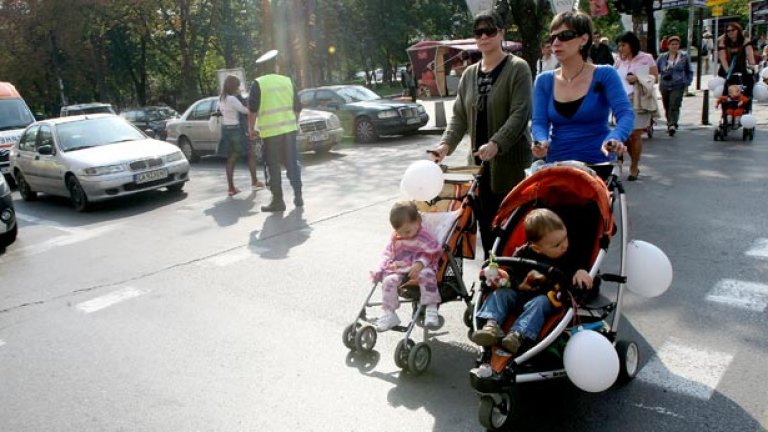 Ако искаш да си майка-редови пешеходец, а и редова майка въобще, трябва да изчакаш държавата да ти осигури условия