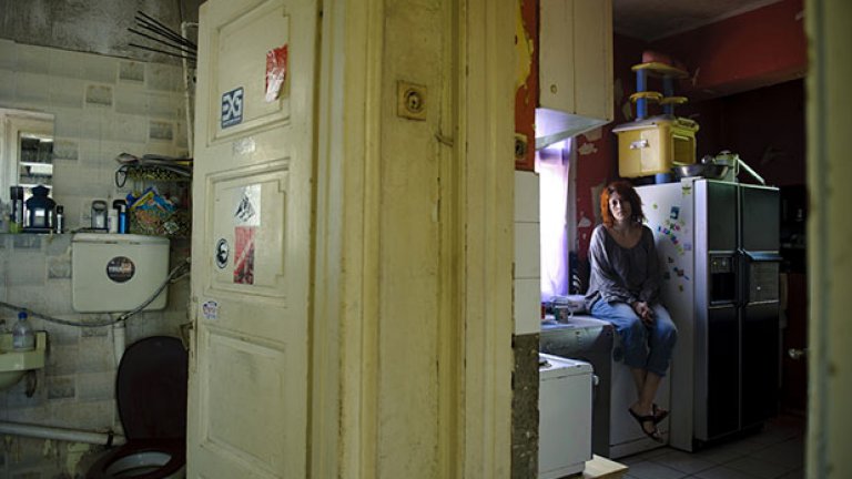 "По-толерантна съм към личното пространство на децата. Когато искам да съм сама, затварям вратата на стаята и те не влизат. Предстои ни ремонт. Преразпределение. За да можем да се съберем всички, хем всеки да има собствено място" - Лора.