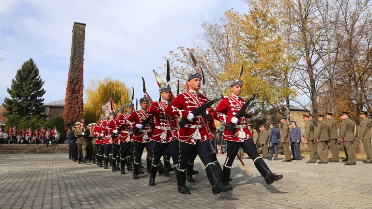 Отдаваме почит към паметта на починалите ни близки, както и към загиналите български военнослужещи. На снимката: военни по време на церемонията пред Военната костница в Централните софийски гробища.