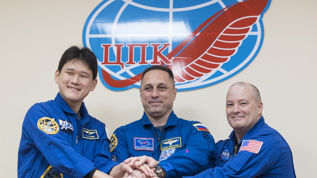 космос, астронавти, международна космическа станция