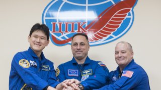космос, астронавти, международна космическа станция