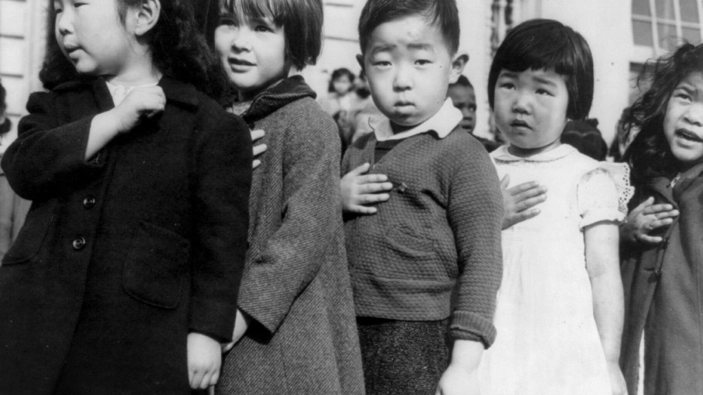 JapaneseAmericansChildrenPledgingAllegiance1942-2