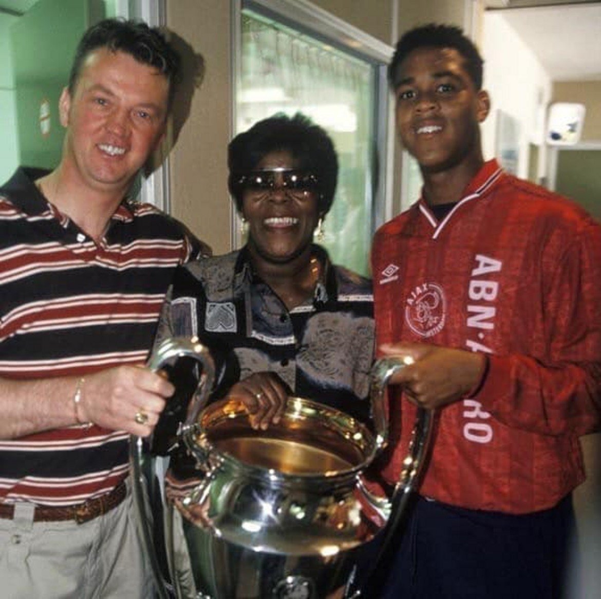 Патрик Клуйверт с майка си и Луис ван Гаал след спечелването на трофея от Шампионската лига през 1995 година, когато именно Клуйверт донасе победата на Аякс с 1:0 над Милан с гол пет минути преди края на мача.