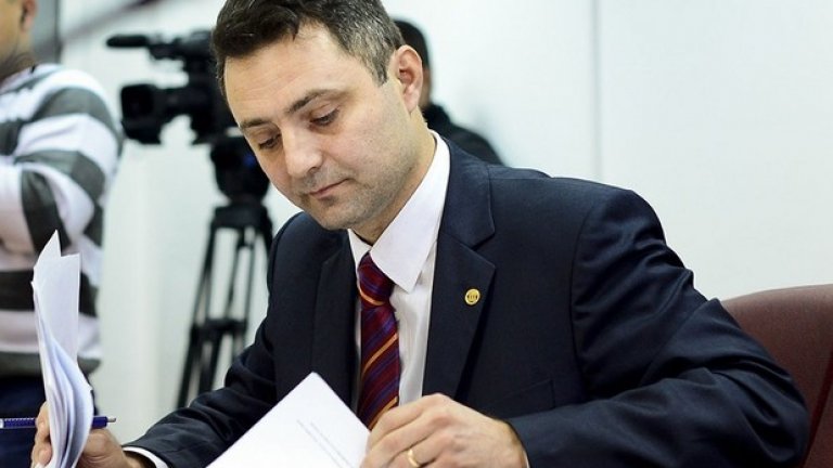 Заради подозрения, че е злоупотребил със служебно положение и е използвал полицейски кортеж, главният прокурор на Румъния подаде оставка