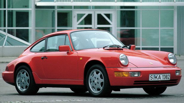 964 Carrera (1989)
Този модел се задвижва от 3,6-литров двигател – естествено, 6-цилиндров боксер с въздушно охлаждане, а педалите са вече закрепени за пода.