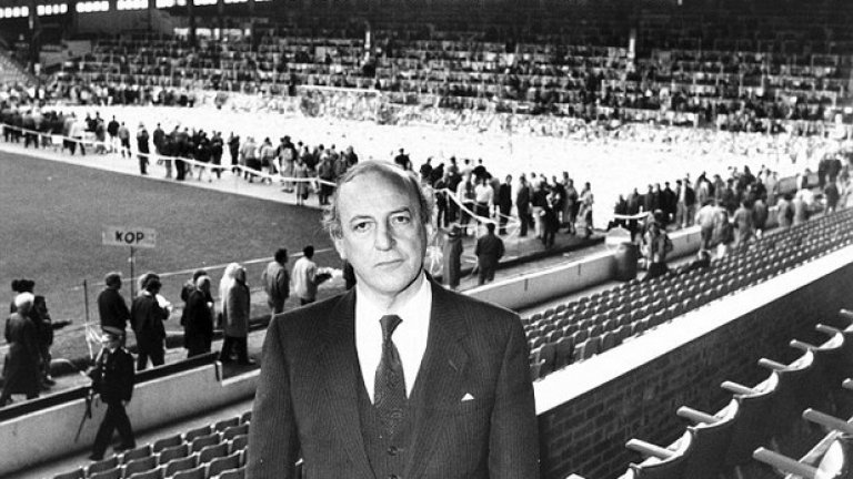 15. Лорд Тейлър
Страница 7 от неговия доклад за трагедията на "Хилзбъро" започва така: "Депресиращ и срамен е фактът, че това е деветият доклад за сигурността и контрола върху феновете на английските стадиони".
Лорд Тейлър бе на почитта за загиналите преди 26 години (на снимката) и сложи основите с доклада си за това, което е в момента английската игра като инфраструктура. Премахнати бяха оградите и правостоящите трибуни, изискванията към клубовете бяха завишени многократно. Ерата на Висшата лига започна с тези промени.