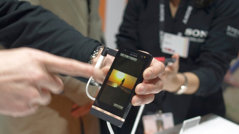 Xperia™ U - прозрачната лента стана жълто-оранжева.