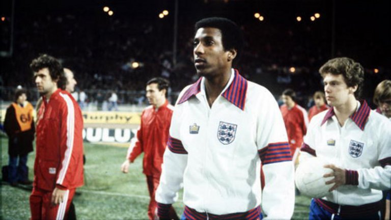 През 1978 г. защитникът на Нотингам Форест Вив Андерсън става първият тъмнокож футболист, който започва като титуляр за националния отбор на Англия. "Трите лъва" приемат Чехословакия на "Уембли" и печелят с 1:0 благодарение на гол на Стив Копъл в 69-та минута. Славният бранител приключва кариерата си с 30 мача за "трите лъва".