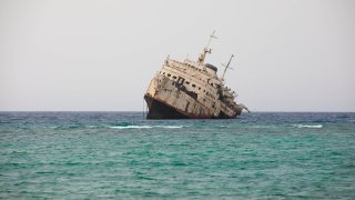 Ourang Medan е открит през 40-те години на миналия век да плава безцелно, след като изпраща SOS сигнал