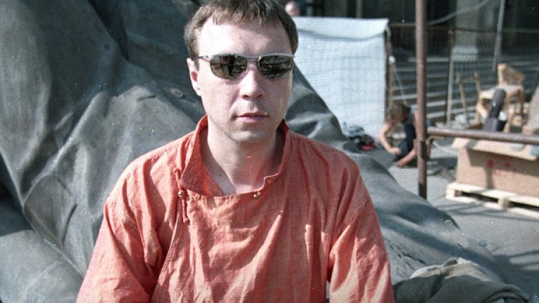 Новото заглавие на Виктор Пелени "Батман и Аполо" излезе на българския пазар под логото на издателство "Колибри" в превод на Мария Чертова. Книгата предизвика сензация в Русия още преди официалната си премиера