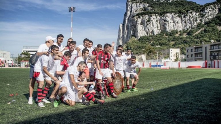 Стадионът е екзотика в чистия и вид - под прочутата скала, около която живее малкият полуостров.