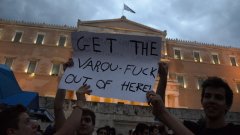 Във вторник вечер хиляди гърци протестираха в Атина въпреки лошото време, за да изразят подкрепата си към проевропейското бъдеще на страната
