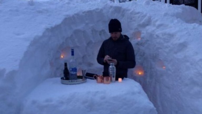 След три неприятни сутрини, прекарани в ринене на предния двор в Ямайка Плейн, когато четвъртата снежна буря връхлита дома на Крис Хейнс, той решава да пробва нещо по-изобретателно.
Вземайки си ден отпуска, той издълбава коктейл-бар в огромните купчини сняг - включително колоритно разноцветно осветление - и кани приятели и съседи да си отдъхват там.
Барът е абсолютна изненада за съпругата му Криси Нардоун. "Върнах се от работа и бум! В двора имаше снежен бар," разказва тя пред Boston Globe.
А, и поне един жител на Бостън е играл голф в снега