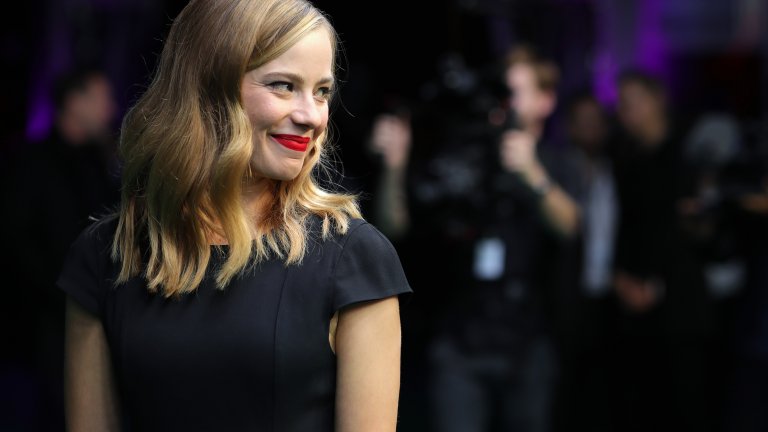 Млади, чаровни и изключително женствено красиви, тези актриси разбиват образа на идеала за германската жена, която може да ти донесе 20 халби бира наведнъж и след това да победи пиян руснак на канадска борба.
Саския Розендал
Започнала първо като балерина с детската трупа на Балета в Хале, с годините кариерата на Саския Розендал се измества все повече към актьорското майсторство. Безспорният хит във филмографията ѝ е "Лоре", който ѝ носи награди от Филмовите фестивали в Берлин, Стокхолм и награда на Австралийската филмова академия. Иначе можете да я гледате още в сериалите Weissensee и в третия сезон на "Берлински Вавилон".