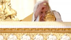 Папа Бенедикт XVI публикува първия си туит, с който съобщи новината за началото на нов интернет портал на Ватикана