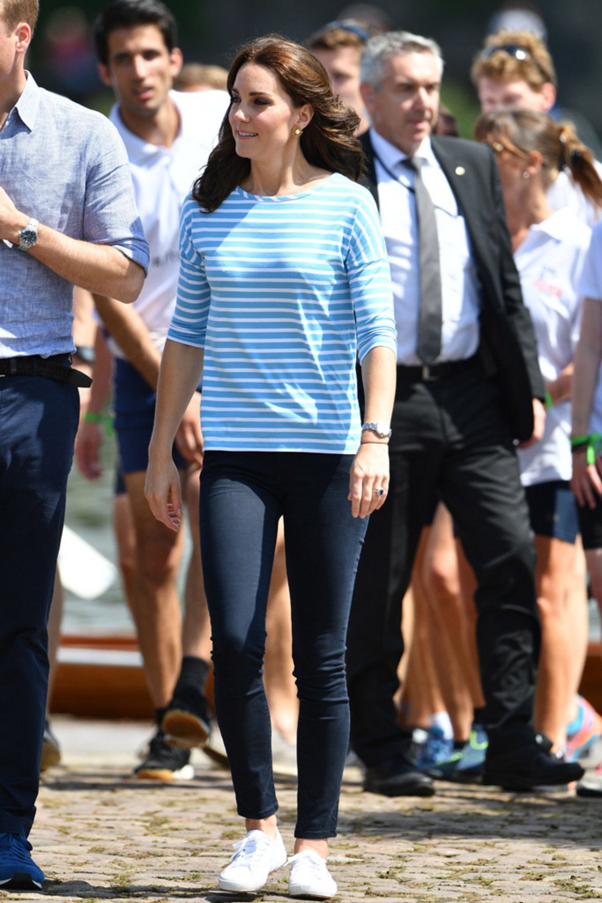Херцогинята на Кеймбридж Кейт Мидълтън също успява да изглежда елегантно, дори и да е със спортна блуза, дънки и гуменки. Нейният небрежен стил допада на всички, освен това тя често залага на достъпни марки като Gap и Superga.