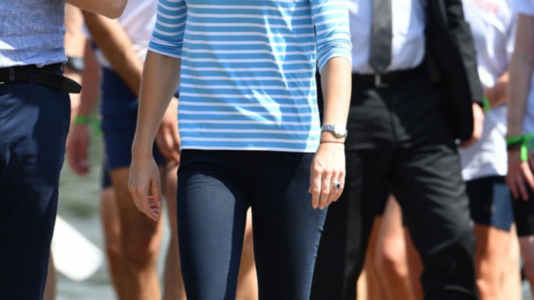 Херцогинята на Кеймбридж Кейт Мидълтън също успява да изглежда елегантно, дори и да е със спортна блуза, дънки и гуменки. Нейният небрежен стил допада на всички, освен това тя често залага на достъпни марки като Gap и Superga.