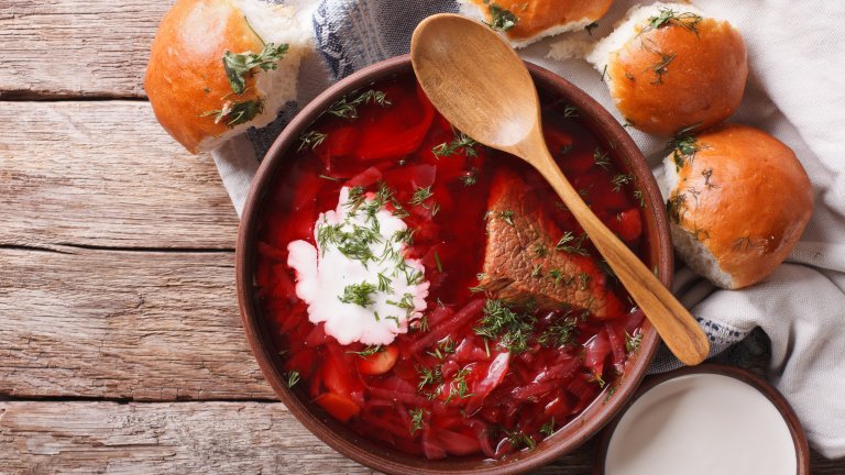 БоршБоршът е от онези рецепти, които мислим за сложни, а всъщност са лесни за изпълнение. За супата настъргвате на ренде една средна глава цвекло и един по-едър морков, които запържвате в дълбока тенджера с малко олио. След това прибавяте един домат на кубчета и половин корен пащърнак – отново на кубчета. Заливате с литър и половина зеленчуков бульон и оставяте да къкри. 
След завиране подправяте със сол, пипер и дафинов лист и добавяте предварително запържена глава лук и половин зелка, нарязана на ситно. Оставяте зеленчуците да омекнат добре и да смесят вкусовете си и сервирате с щедра лъжица заквасена сметана и хляб.