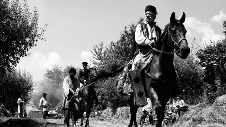 „Аферим!” (Aferim!)
Филмът, получил „Сребърна мечка” в Берлинале за режисурата на Раду Жуде, е доказателството, че има смисъл от миноритарно участие на България в продукции от такъв тип. Лентата участва като проект на Sofia Meetings през 2013 г. и е копродукция на Румъния, България, Чехия и Франция.
Действието се развива в Източна Европа през 1835 г. Двама ездачи кръстосват из територията на Влашко. Приставът Костандин и неговият син търсят избягал циганин роб, подозиран, че има тайна връзка с жената на господаря. Костандин се отнася спокойно към ситуацията, подхвърляйки ободряващи афоризми, докато синът му гледа доста по-сериозно на света наоколо. По пътя двамата срещат хора от различна националност и религия: турци, руснаци, християни, евреи, румънци и унгарци. Всеки демонстрира предаваните от поколение на поколение предразсъдъци спрямо останалите. А когато циганският роб е намерен, приключението тепърва започва...
Кога:  13 март в кино Одеон от 18.30 и 15 март в Дома на киното от 14.00