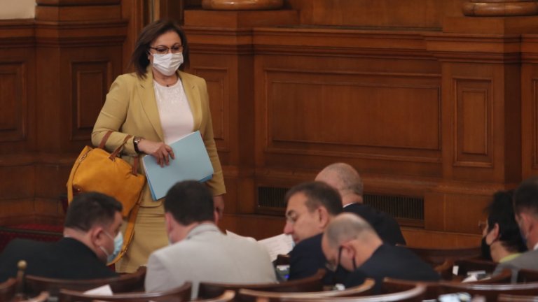 Дебатите в парламента се превърнаха в спор по темата кой носи маска и кой прокарва лобистки закони