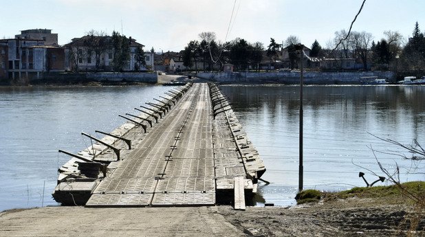Военният потонен мост е единствената връзка на Персин със сушата. На снимката: поглед от острова към града