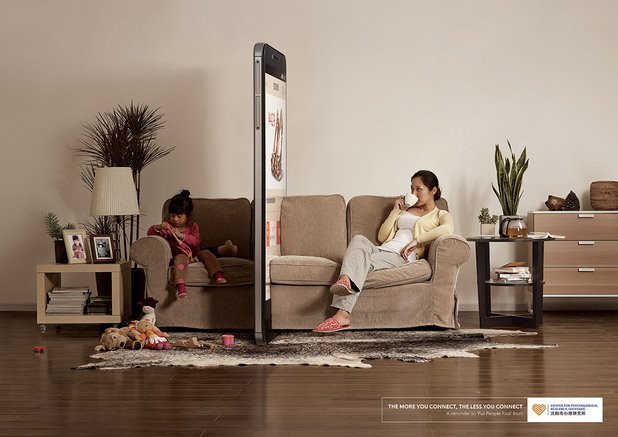 Серията показва нормални домашни ситуации, в които единият изглежда се забавлява, докато другият седи в сянката на неговия смартфон