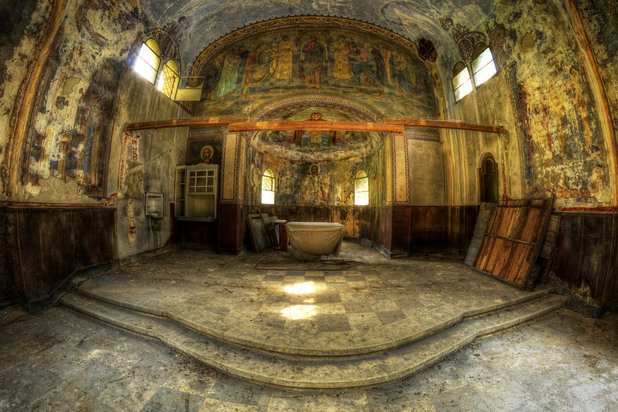 Напукани стени, избелели стенописи и демонтиран иконостас - това е реалността в църквата "Св. Климент Охридски"