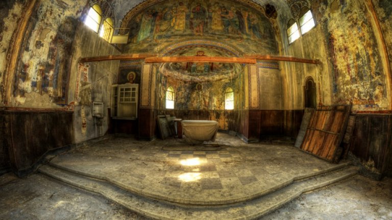 Напукани стени, избелели стенописи и демонтиран иконостас - това е реалността в църквата "Св. Климент Охридски"