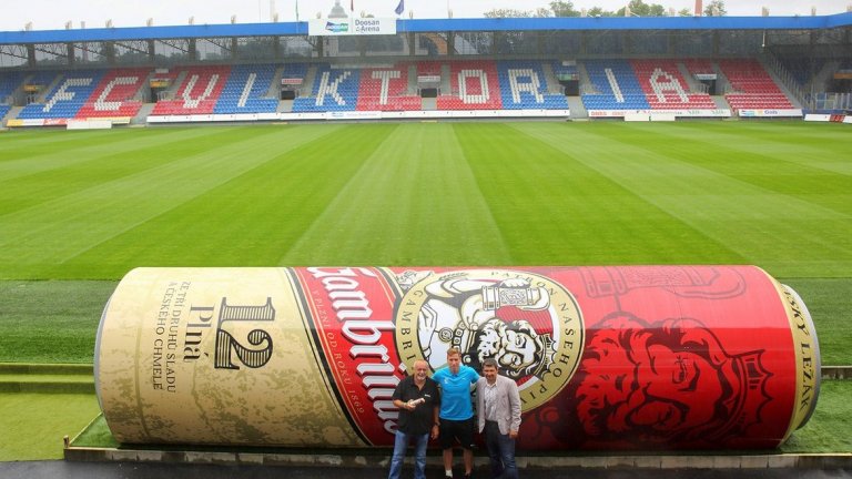 Треньорът на Виктория Пилзен ще дава наставления от гигантски бирен кен