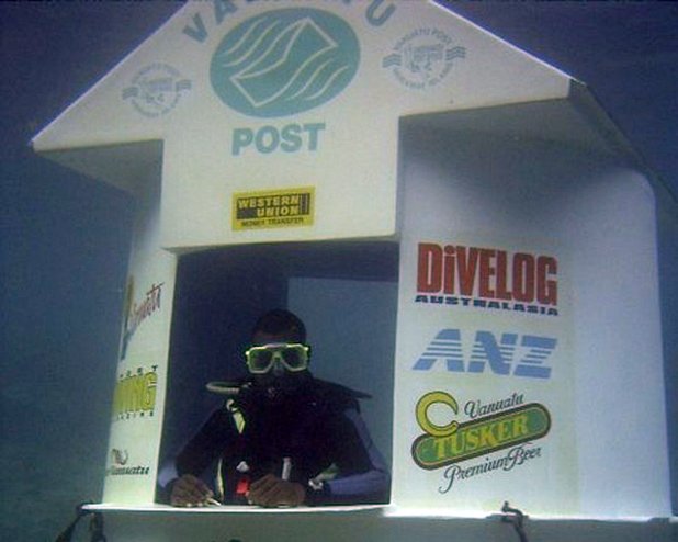 Пощенски клон на 3 метра под водата