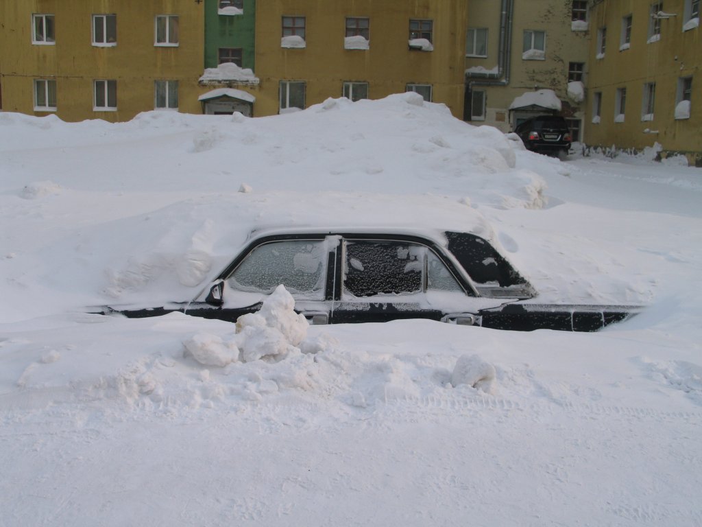 A_car_under_snow_in_Norilsk