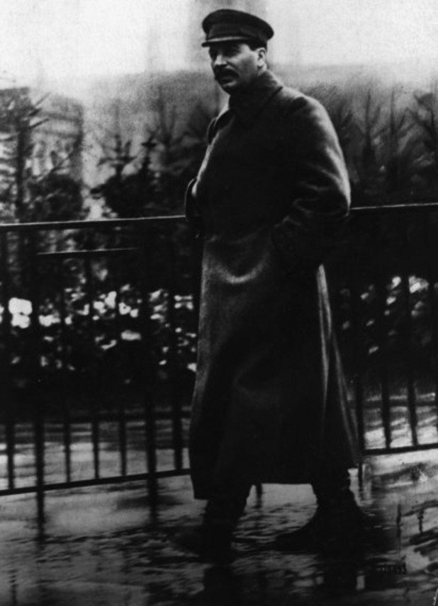 Внезапно сам: светският диктатор Йосиф Сталин излиза от Кремъл. 1932 г. На необработената снимка обаче ...