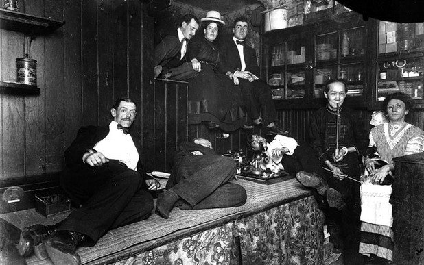 Американци пушат опиум в китайска опиумна квартира в Ню Йорк през 1925

