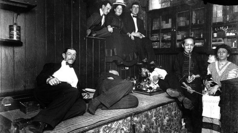 Американци пушат опиум в китайска опиумна квартира в Ню Йорк през 1925

