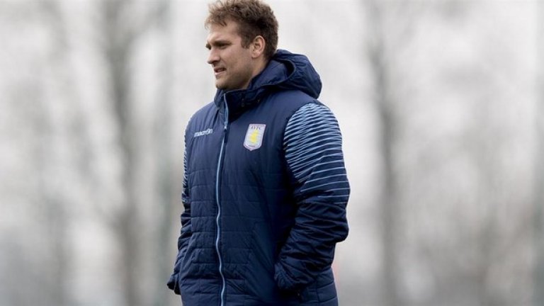 Най-приятният кадър на седмицата за нас - Стилиян Петров се завърна на тренировъчното игрище на Астън Вила и изпълнява новата си роля на асистент на мениджъра Тим Шърууд. Българинът отново е във футбола.