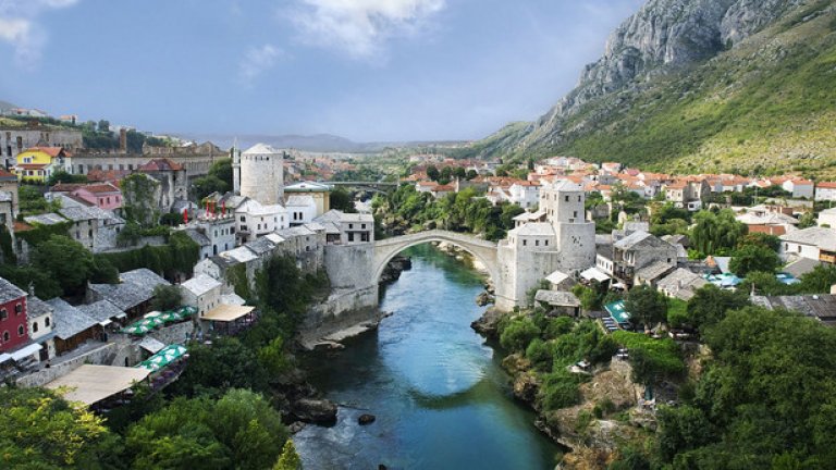   Мостар, Босна и Херцеговина  

 Името Мостар идва от ... мост, както можете да се досетите. Този на снимката се простира над река Неретва и е построен преди повече от 500 години. 

 Историята на петия по големина град в Босна и Херцеговина започва много по-отдавна – още преди Римската епоха, а   днес в Мостар могат да се видят отпечатъците на римската,  славянската, ислямската култура, а да забравяме и влиянието на Австро-унгарската империя и Югославия. 

 Градът е изумително пъстър за мабащите си и очарователно сгушен в планините. Заради това вероятно е най-популярната туристическа дестинация в Босна и Херцеговина.