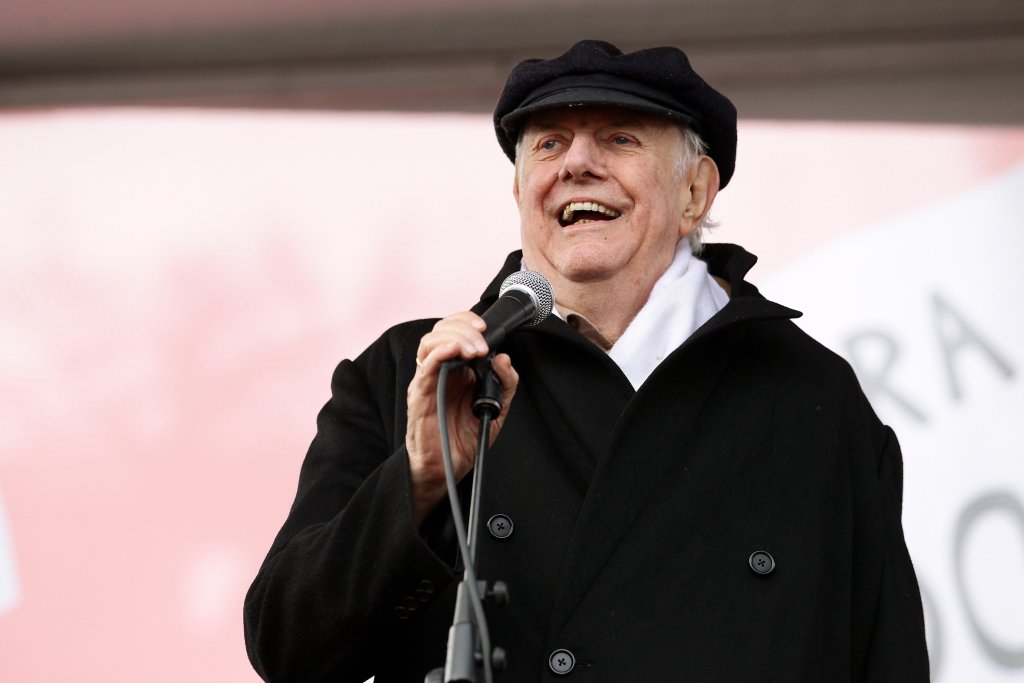 Дарио Фо 
На 13 октомври носителят на Нобелова награда за литература, драматург и актьор почина на 90-годишна възраст.