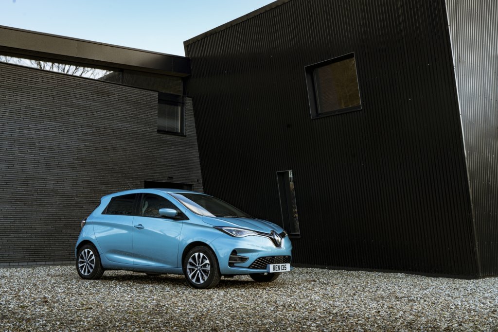 Renault ZoeПрез 2019 г. Zoe получава серия от сериозни подобрения както в интериора, така и в пробега, и оттогава насам печели все повече сърцата на шофьорите. Този компактен електромобил може да измине 390 километра с едно зареждане, не прави компромиси с пространството в купето, както и в технологиите, вложени от Renault. На пазара вече е наличен и вариант с бързо зареждане, който позволява зареждане от 0 до 80 процента за час.
Цената му започва от 58 190 лева.
