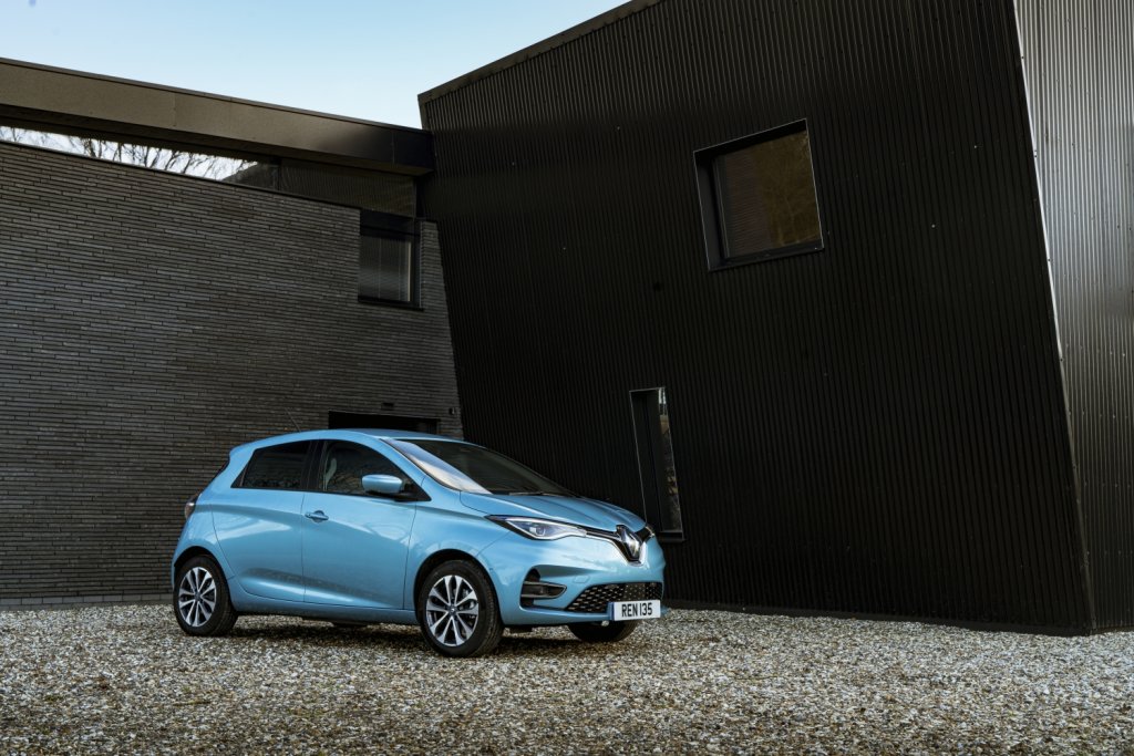 Renault ZoeПрез 2019 г. Zoe получава серия от сериозни подобрения както в интериора, така и в пробега, и оттогава насам печели все повече сърцата на шофьорите. Този компактен електромобил може да измине 390 километра с едно зареждане, не прави компромиси с пространството в купето, както и в технологиите, вложени от Renault. На пазара вече е наличен и вариант с бързо зареждане, който позволява зареждане от 0 до 80 процента за час.

Цената му започва от 58 190 лева.