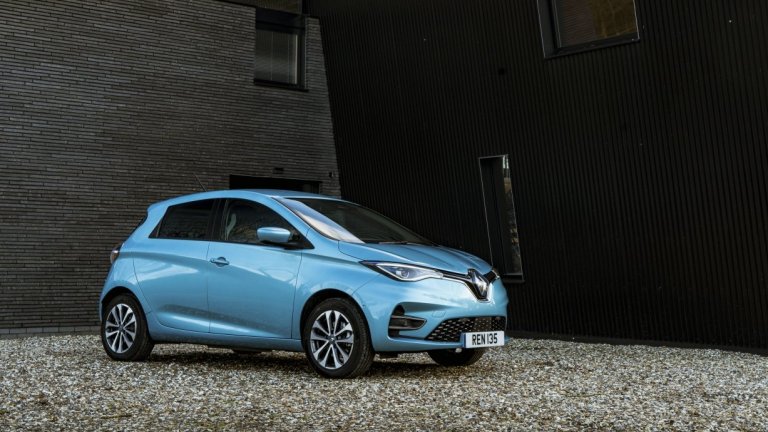 Renault ZoeПрез 2019 г. Zoe получава серия от сериозни подобрения както в интериора, така и в пробега, и оттогава насам печели все повече сърцата на шофьорите. Този компактен електромобил може да измине 390 километра с едно зареждане, не прави компромиси с пространството в купето, както и в технологиите, вложени от Renault. На пазара вече е наличен и вариант с бързо зареждане, който позволява зареждане от 0 до 80 процента за час.

Цената му започва от 58 190 лева.