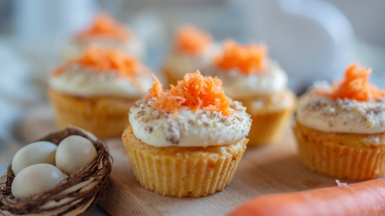 Морковени мъфиниТози оранжев цвят няма да остави никого безразличен. За него са ни необходими 300 грама моркови – настъргани и отцедени. Смесваме ги с половин чаша захар, пакетче бакпулвер и добавки по избор – стафиди, орехи, други ядки. Разбъркваме добре и прибавяме едно яйце и чаша бадемово брашно.

Смесваме до получаване на гъсто тесто, което изсипваме в намазнени форми за мъфини и печем на 180 градуса до приятен загар. Сервираме мъфините изстудени със сметана или разбито крема сирене отгоре. Подхождат си и със сладолед.