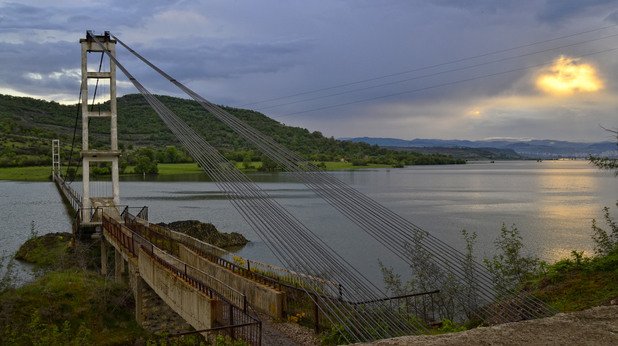 Мостът при село Лисиците е най-дългият въжен мост в страната - две групи от по 20 стоманени въжета държат 260-те метра дъски, опънати над водната повърхност